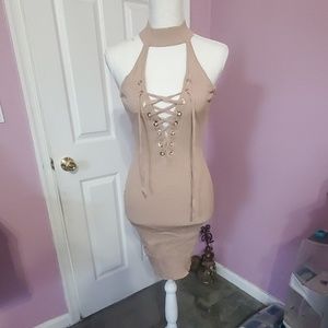 Collar dress with front tie up.